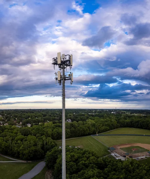 Vista Torre Comunicação Com Céu Azul — Fotografia de Stock