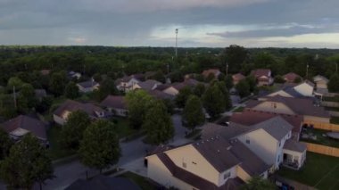 Kentucky 'nin orta batısındaki Lexington şehrinde evlerin etrafında uçuyor ve daireler çiziyor