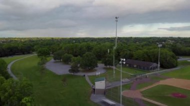 Orta batı Amerika şehrinin eteklerinde bir park. Tepede iletişim ekipmanları var.