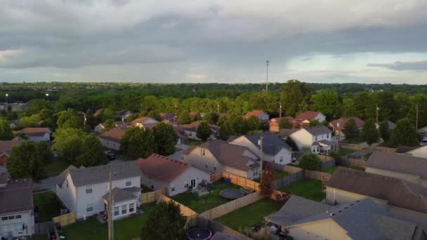 ケンタッキー州レキシントンの郊外に戸建て住宅の屋根 — ストック動画