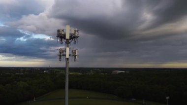 Kablosuz ağ kulesinin antenleri etrafında daireler çiziyor.