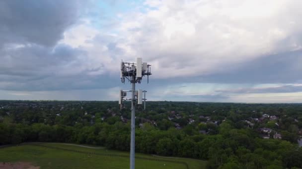 Rodeando Torre Telefonía Celular Ciudad Medio Oeste América — Vídeos de Stock