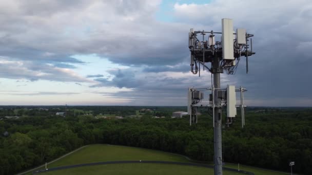フィールド上の携帯電話の塔の上にアンテナ — ストック動画