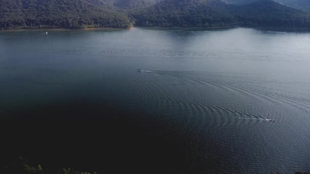 湖の表面上のレクリエーションボート — ストック動画