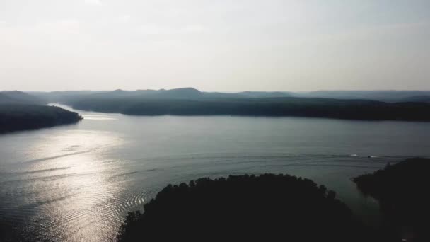 ケンタッキー州東部の湖を流れる洞窟の上の太陽の反射 — ストック動画