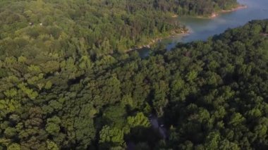 Kentucky 'deki mağaraya doğru uçarken eğlence teknelerinin kenetlendiği gizli bir bölmeye tanık olabilirsiniz..