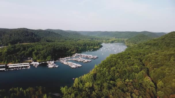 Αεροφωτογραφία Μιας Λίμνης Που Περιβάλλεται Από Δάσος Και Λόφους Σκάφη — Αρχείο Βίντεο