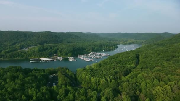 Avskild Vik Med Båtar Kentucky Sjön — Stockvideo