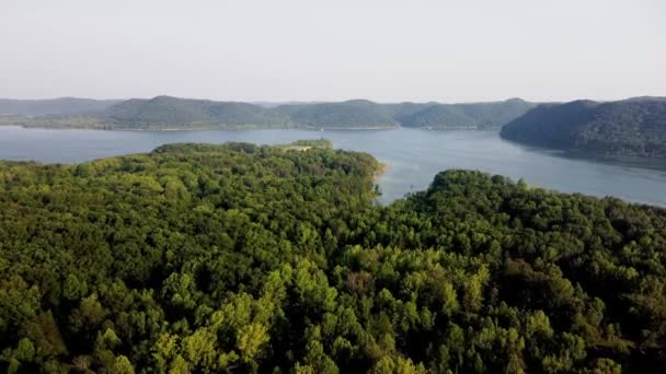 湖の上の湾の空中風景 — ストック動画