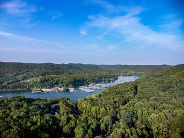 Ormandaki nehre tepeden bakıldığında...