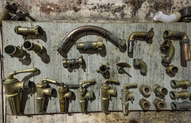 Eski ahşap arka planda tamir için aletler. Araçlar ve araçlar.