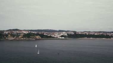 Playa de Ereaga plajı yakınlarındaki yatlar, Bilbao 'nun Getxo ve Neguri mahallelerine yakın..
