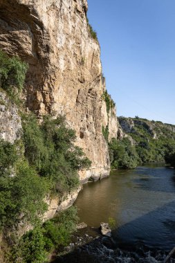 Nehre yakın bir kaya oluşumu
