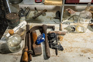 Aletlerin onarımı atölyesinde birçok eski antika gereç