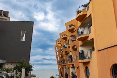 Güzel sahil beldesi. Yaz ve çiçekler