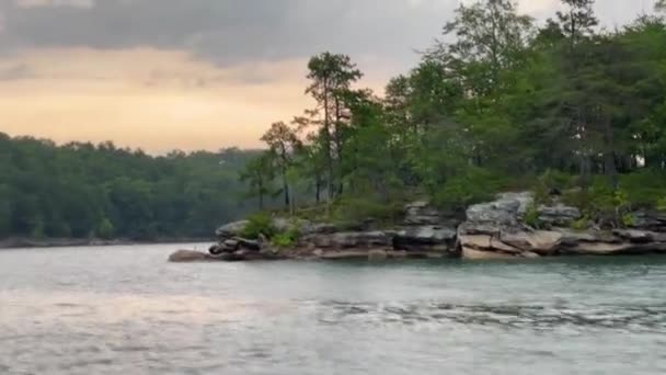 Οπτική Άποψη Ταχύπλοου Κοντά Στην Ακτογραμμή Της Λίμνης Κεντάκι — Αρχείο Βίντεο
