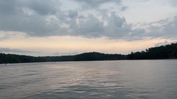 Ηλιοβασίλεμα Πάνω Από Μια Λίμνη Μια Βάρκα Στη Μέση Του — Αρχείο Βίντεο