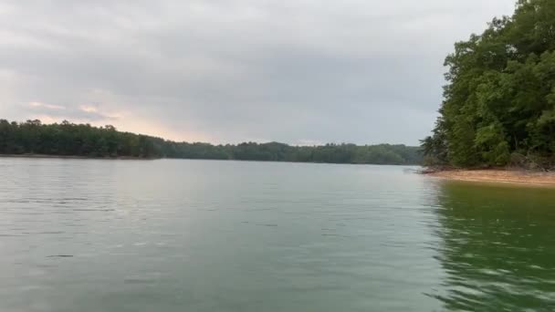 从水面附近的角度出发 在肯塔基州一个湖上的一个弯道上骑自行车 — 图库视频影像