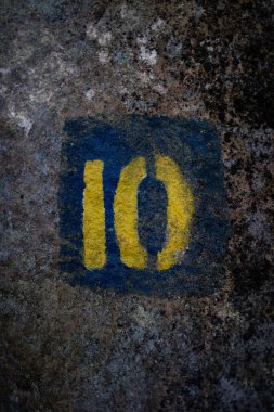  Beton bir duvara 10 numara boyanmış.