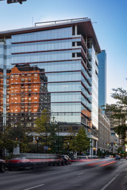 Şehrin modern binası