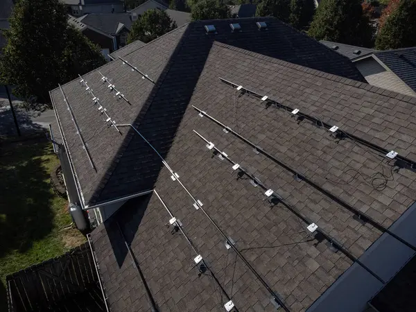 Güneş Enerjisi Panelleri Askılı Bir Çatının Havadan Görünüşü — Stok fotoğraf