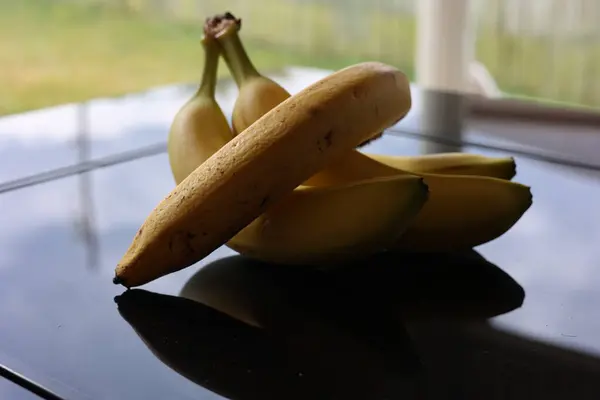 Eine Großaufnahme Einer Banane Auf Einem Holztisch — Stockfoto