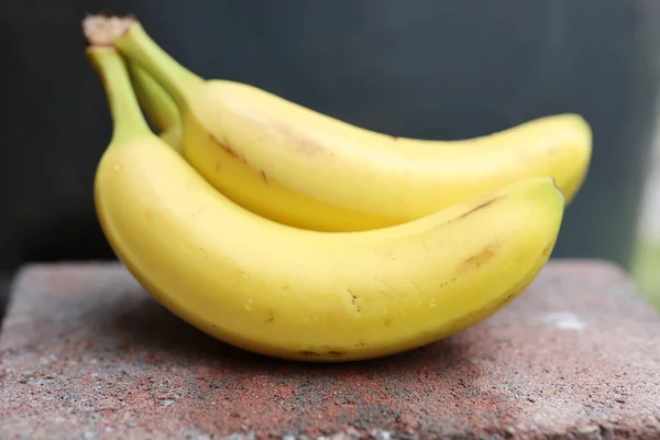 Κίτρινες Μπανάνες Τοποθετούνται Τσιμεντένιο Δάπεδο — Φωτογραφία Αρχείου