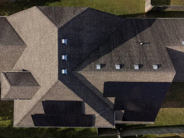 建筑物屋顶上的太阳能电池板的航拍图 — 图库照片