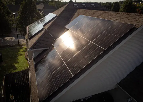 Luftaufnahme Von Sonnenkollektoren Auf Dem Dach Mit Solarkraftwerk lizenzfreie Stockbilder