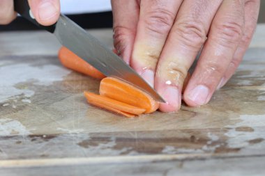 Şef havuç pişiriyor.