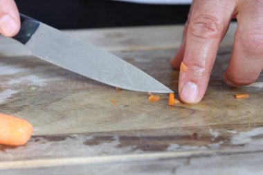 Şef yemek için havuç hazırlıyor..