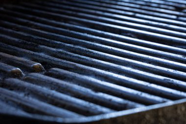 Metal bir ızgaranın yanına.