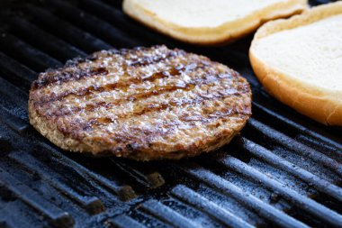 Ekmek ekmekli ev yapımı hamburger.