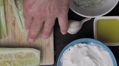 Pişirmek için taze sebze dilimliyorum.