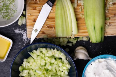 Salatalık salatası ve yoğurt hazırlıyorum.