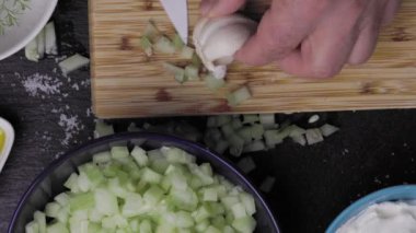 Mutfakta spor salatası pişiriyorum.