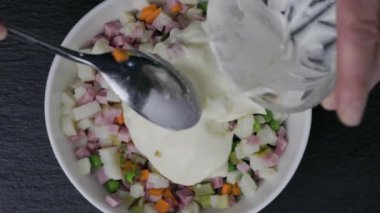 Bulgar Ruska Salata hazırlama tabağı