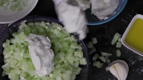 Przygotowanie Gotowania Kuchni Kucharz Przygotowuje Sałatkę Warzywami Gotowanie Kuchni Szef — Wideo stockowe