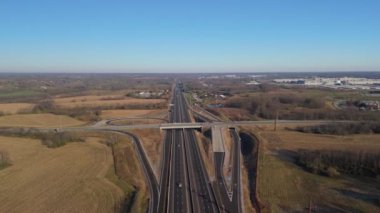 Otoyol ve otobanın havadan görünüşü. Kırsal bir yolun ortasında arabaları ve arabaları olan bir otoyol..