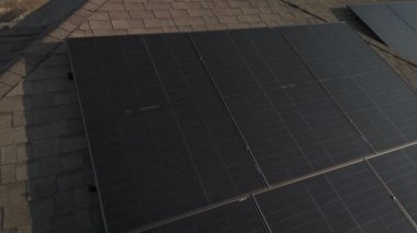 Evin çatısındaki güneş panelleri.