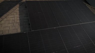 Evin çatısındaki güneş panelleri