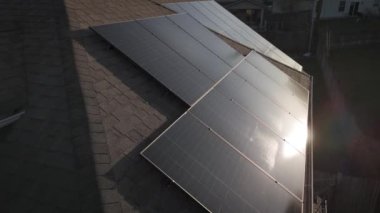 Çatıdaki güneş panelleri. hava görünümü.