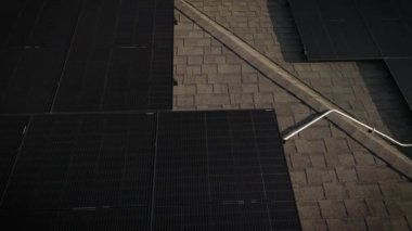 Akşam evin çatısındaki güneş panelleri..