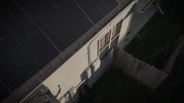 Yerleşim yerinin çatısındaki güneş panellerinden kurulu fotovoltaik sistemin çeviricisine elektrik bağlantıları.