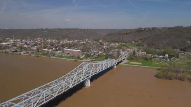 Nehir üzerindeki köprünün ve Madison şehrinin havadan görüntüsü, IN