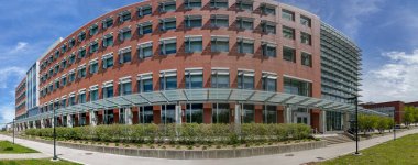 Üniversite kampüsünde eğitim ve araştırma binası