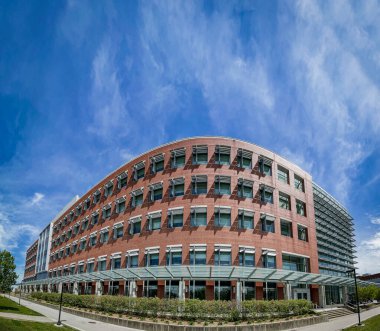 Üniversitenin kampüsünde bir bina.