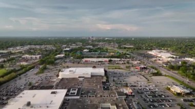 Lexington, Kentucky Nicholasviller yolundaki alışveriş merkezinin hava manzarası.