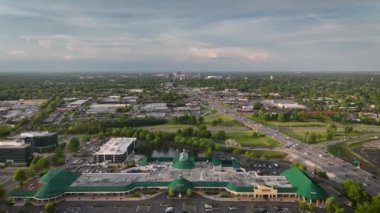 Lexington, Kentucky 'nin kenar mahallelerindeki alışveriş merkezinin havadan görünüşü. 