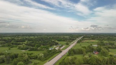 Tarımsal alanlar arasındaki otoyolun havadan görünüşü